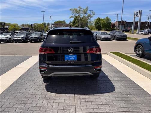 Deep Black Pearl 2022 Volkswagen Taos 1.5T SE
