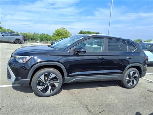2025 Volkswagen Taos SE 4MOTION
