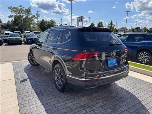 Deep Black Pearl 2023 Volkswagen Tiguan 2.0T SE 4MOTION