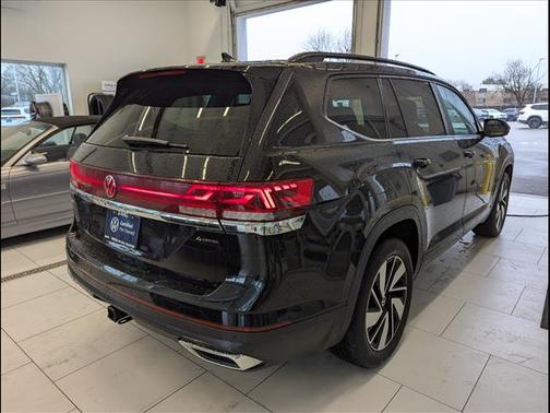 Deep Black Pearl 2024 Volkswagen Atlas 2.0T SE w/Technology 4MOTION