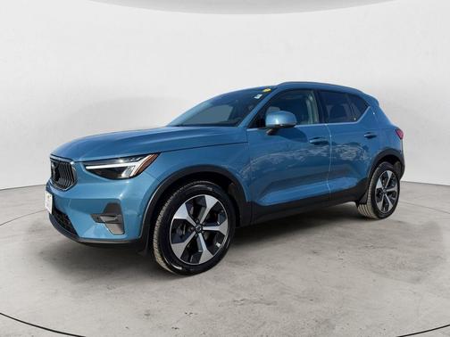 2025 Volvo XC40 B5 Plus Bright Theme