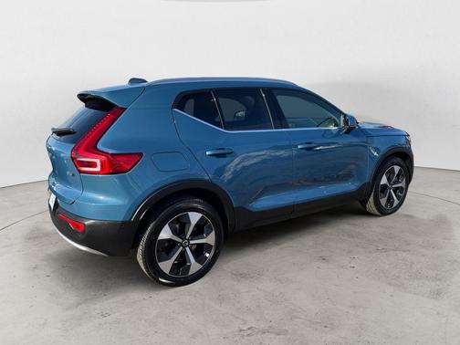 2025 Volvo XC40 B5 Plus Bright Theme