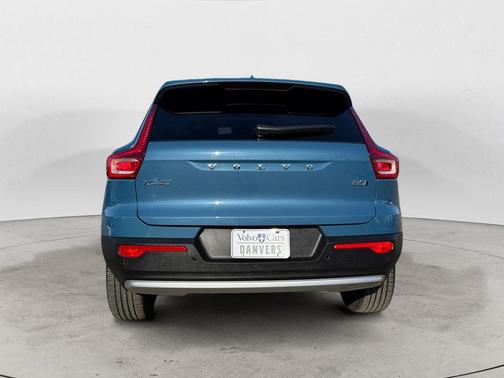 2025 Volvo XC40 B5 Plus Bright Theme