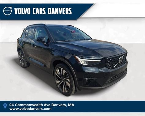 2025 Volvo XC40 B5 Plus Dark Theme