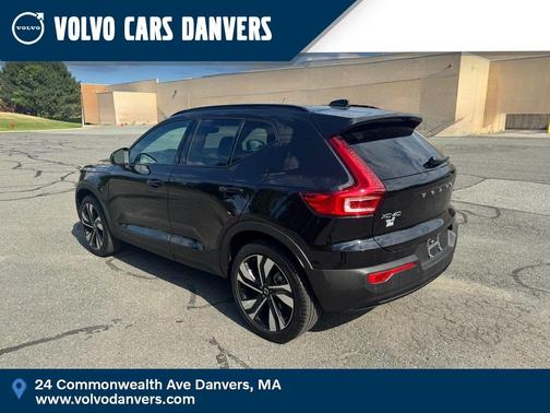 2025 Volvo XC40 B5 Plus Dark Theme
