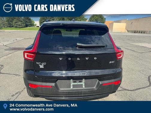 2025 Volvo XC40 B5 Plus Dark Theme