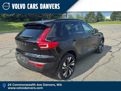 2025 Volvo XC40 B5 Plus Dark Theme