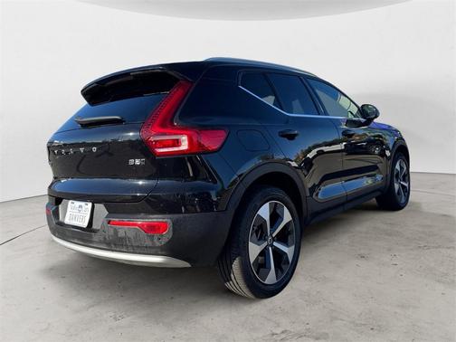 2025 Volvo XC40 B5 Plus Bright Theme
