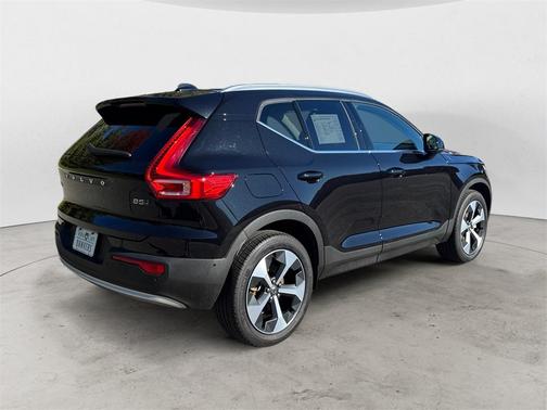 2025 Volvo XC40 B5 Plus Bright Theme