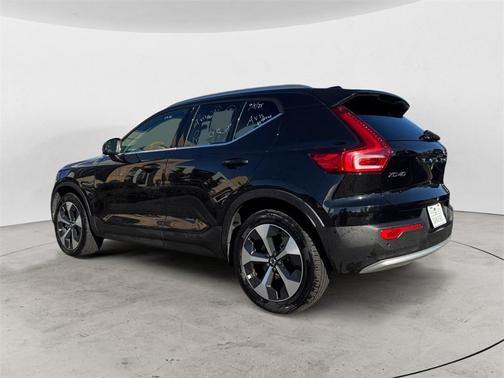 2025 Volvo XC40 B5 Plus Bright Theme