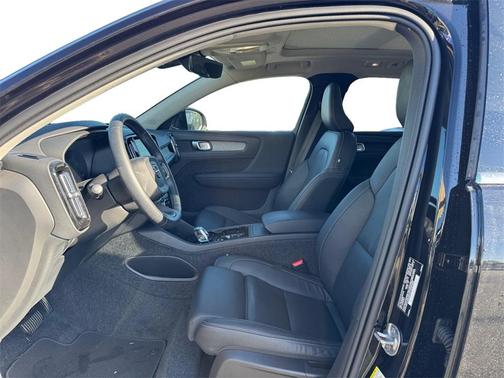 2025 Volvo XC40 B5 Plus Bright Theme