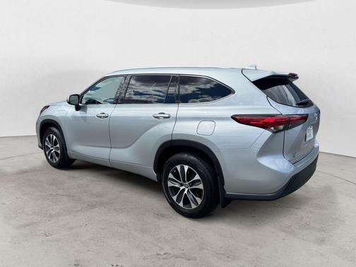 Celestial Silver Metallic 2021 Toyota Highlander XLE