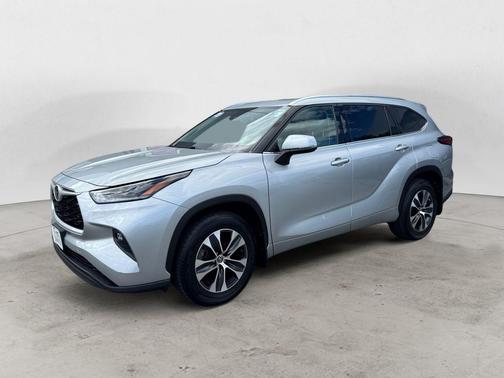 Celestial Silver Metallic 2021 Toyota Highlander XLE