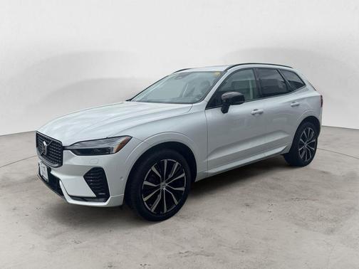 Crystal White Metallic 2023 Volvo XC60 B5 Plus Dark Theme