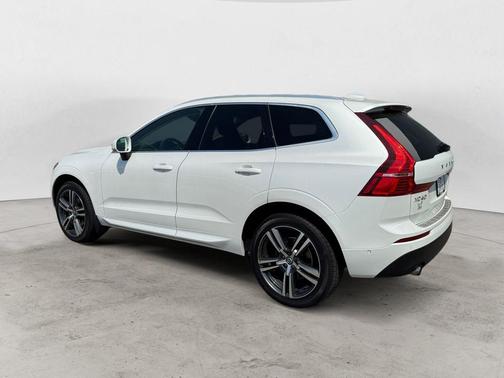 Crystal White Pearl Metallic 2019 Volvo XC60 T5 Momentum