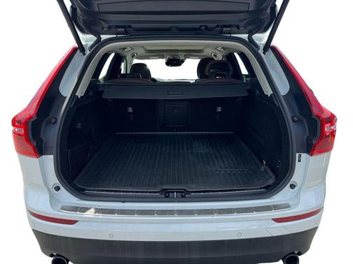 Crystal White Pearl Metallic 2019 Volvo XC60 T5 Momentum