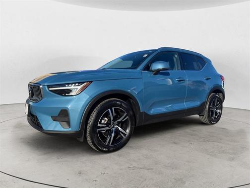 2025 Volvo XC40 B5 Core Bright Theme