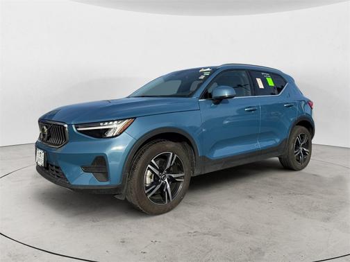 2025 Volvo XC40 B5 Core Bright Theme