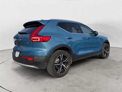 2025 Volvo XC40 B5 Core Bright Theme