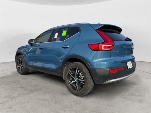 2025 Volvo XC40 B5 Core Bright Theme