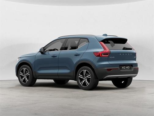 2025 Volvo XC40 B5 Core Bright Theme