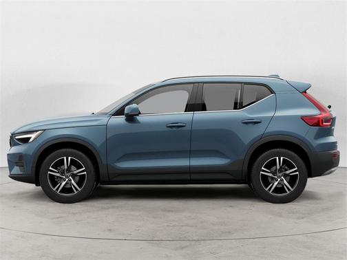 2025 Volvo XC40 B5 Core Bright Theme