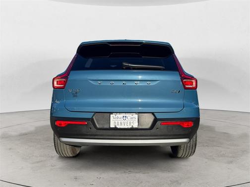 2025 Volvo XC40 B5 Core Bright Theme