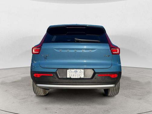 2025 Volvo XC40 B5 Core Bright Theme