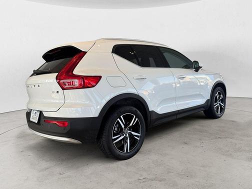 2025 Volvo XC40 B5 Core Bright Theme