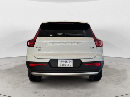 2025 Volvo XC40 B5 Core Bright Theme