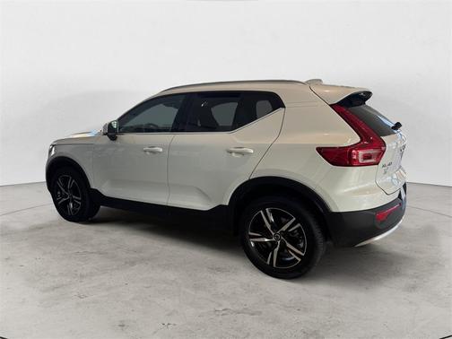 2025 Volvo XC40 B5 Core Bright Theme