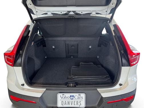 2025 Volvo XC40 B5 Core Bright Theme