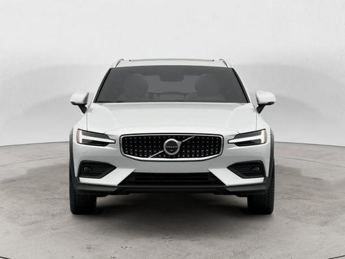 Crystal White 2026 Volvo V60 Cross Country B5 Ultra