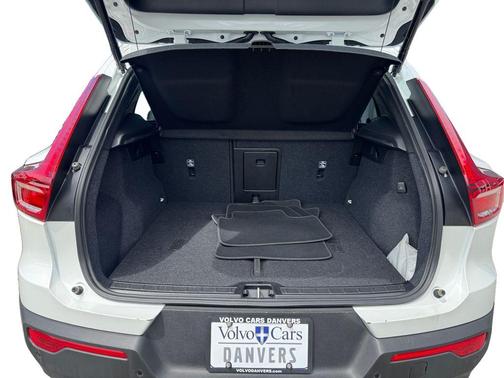 Crystal White 2026 Volvo XC40 B5 Plus