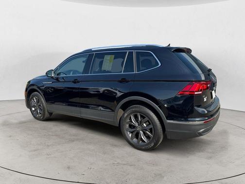 Deep Black Pearl Effect 2022 Volkswagen Tiguan 2.0T SE