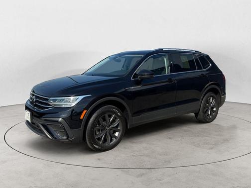 Deep Black Pearl Effect 2022 Volkswagen Tiguan 2.0T SE