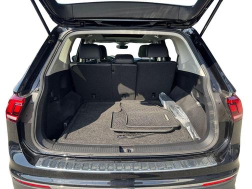Deep Black Pearl Effect 2022 Volkswagen Tiguan 2.0T SE
