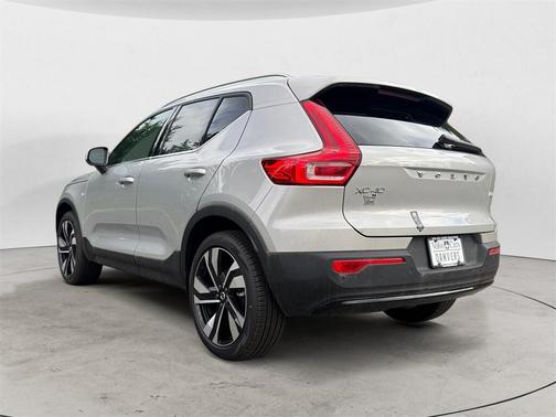 2025 Volvo XC40 B5 Ultra Bright Theme