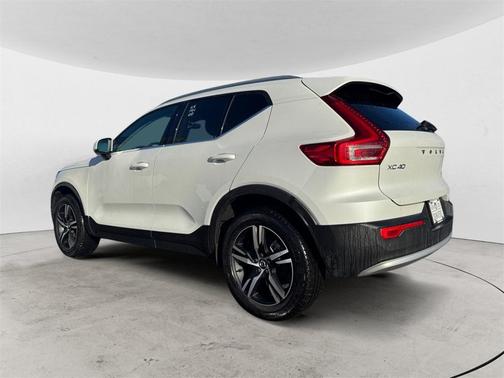 2025 Volvo XC40 B5 Core Bright Theme