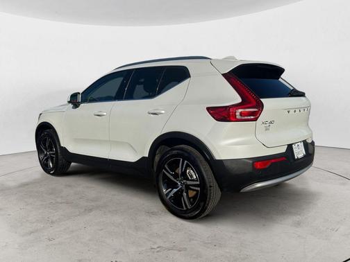 2025 Volvo XC40 B5 Core Bright Theme
