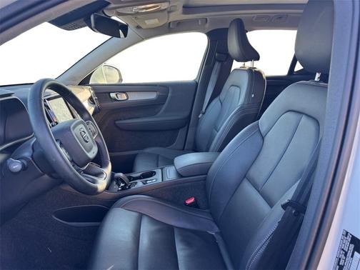 2025 Volvo XC40 B5 Core Bright Theme