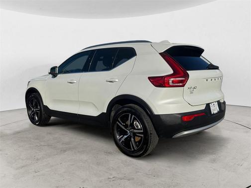 2025 Volvo XC40 B5 Core Bright Theme