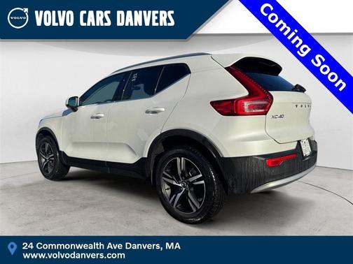 2025 Volvo XC40 B5 Core Bright Theme