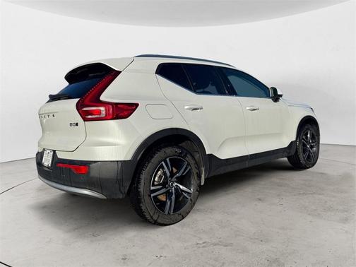 2025 Volvo XC40 B5 Core Bright Theme