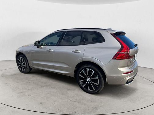 Bright 2025 Volvo XC60 B5 Plus