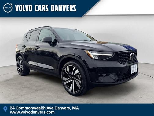 2025 Volvo XC40 B5 Plus Dark Theme