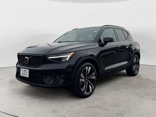 2025 Volvo XC40 B5 Plus Dark Theme