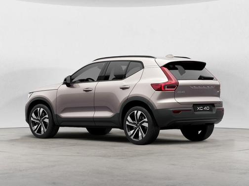 Bright 2023 Volvo XC40 B5 Ultimate Dark Theme