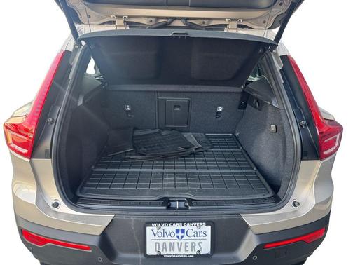 Bright 2023 Volvo XC40 B5 Ultimate Dark Theme