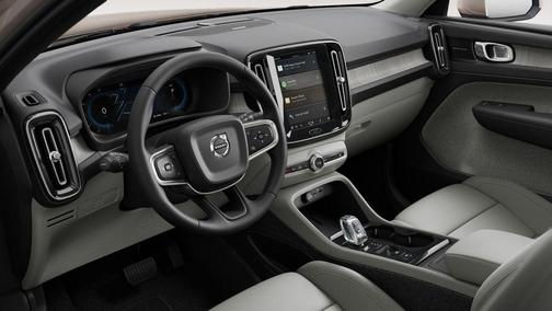 Bright 2023 Volvo XC40 B5 Ultimate Dark Theme